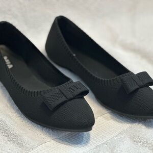 MIA | Women’s Black Jinnie Flyknit Pointed-Toe Flats with Bow, Size 9